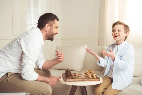 Père et fils jouant aux échecs — Photo de stock