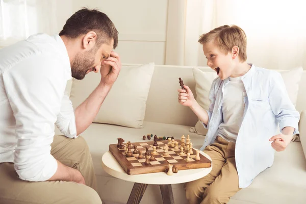 Garçon jouer aux échecs avec père — Photo de stock