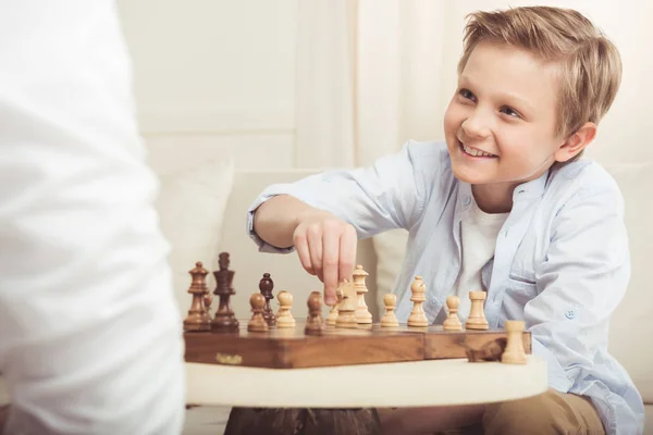 Sourire garçon regardant père — Photo de stock