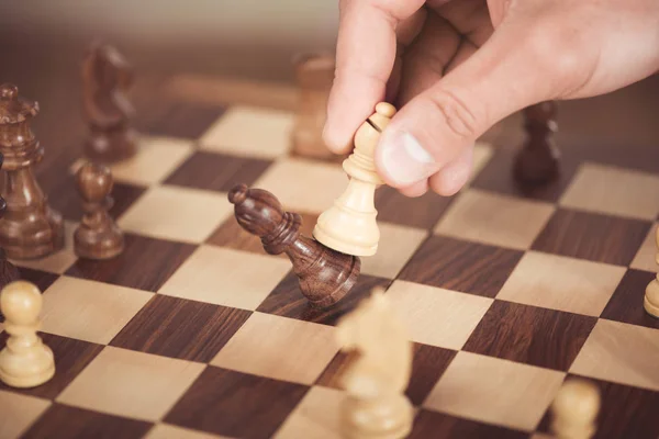 Людина гри в шахи — стокове фото