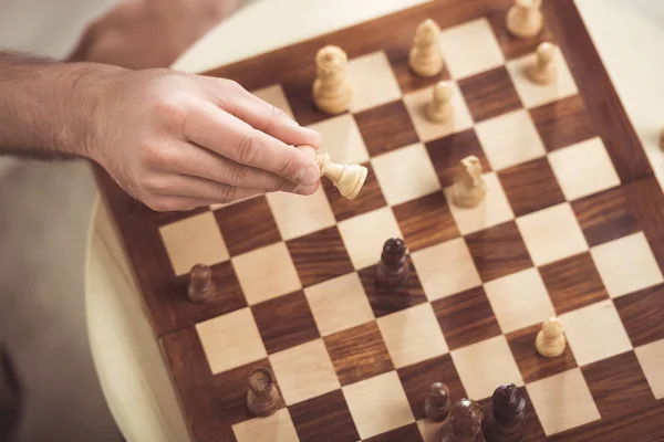 Man playing chess — Stock Photo