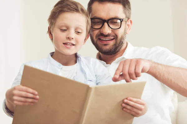 Син з батьком читає книгу — стокове фото