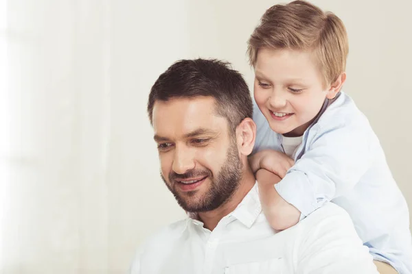Hijo con padre pasar tiempo en casa - foto de stock
