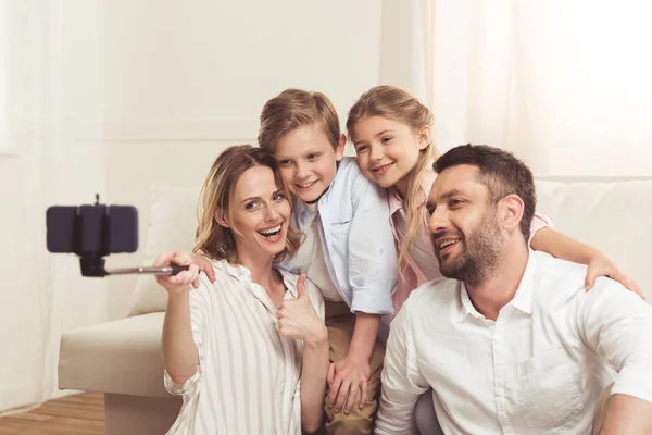 Glückliche Familie macht Selfie mit dem Smartphone — Stockfoto