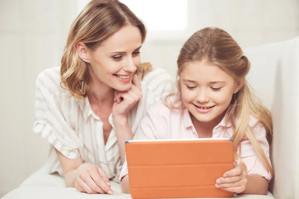 Mère et fille utilisant une tablette numérique — Photo de stock