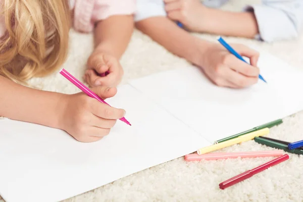 Enfants écrivant avec des stylos en feutre sur papier — Photo de stock