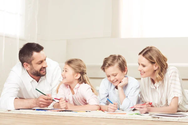 Glückliche Familie zeichnet Bilder zu Hause — Stockfoto