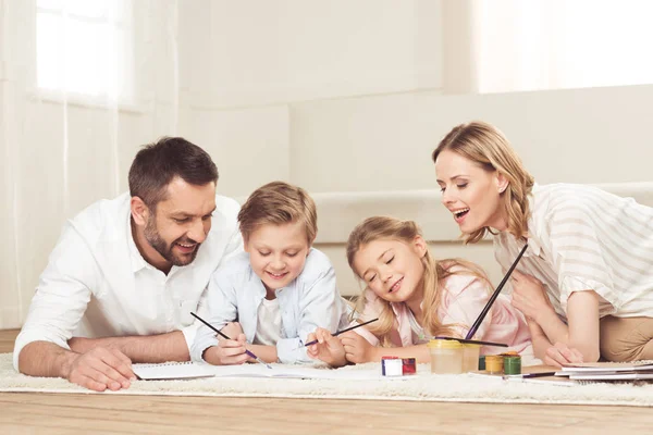 Happy family drawing pictures at home — Stock Photo