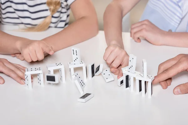 Familie spielt mit Dominosteinen — Stockfoto