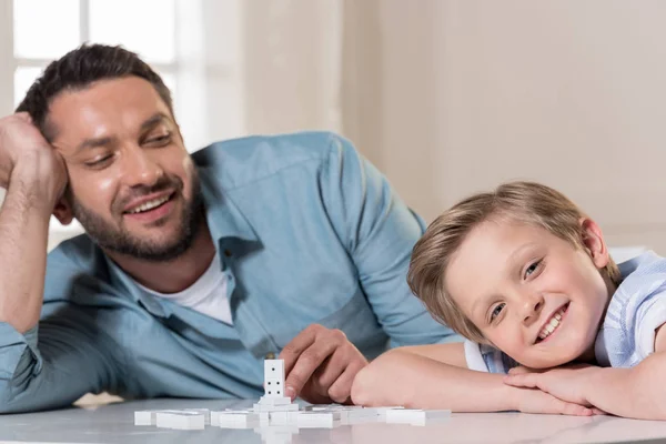 Pai e filho com peças de dominó — Fotografia de Stock