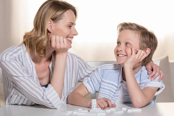 Mutter und Sohn mit Dominosteinen — Stockfoto