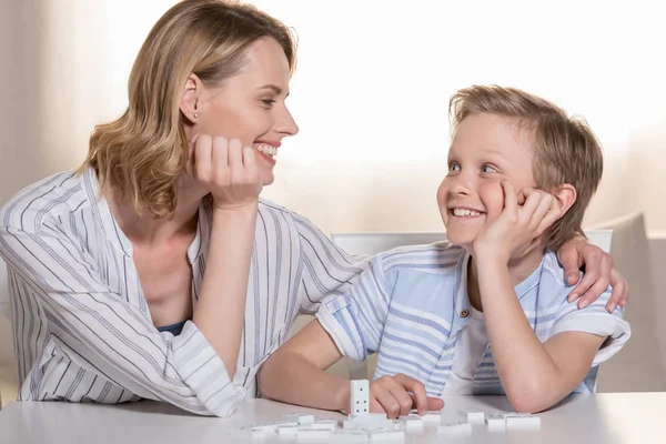 Madre e hijo con piezas de dominó - foto de stock