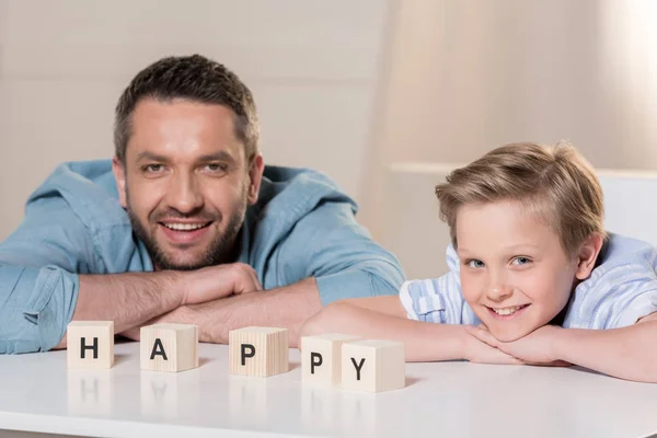 Pai com filho à mesa — Fotografia de Stock