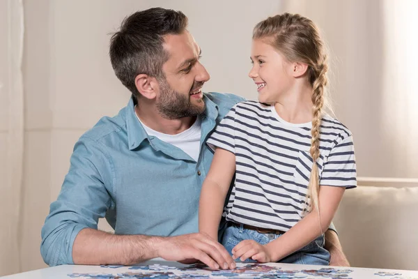 Man playing puzzle with daughter — Stock Photo