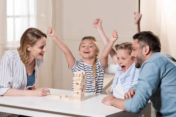 Família jogar jenga jogo — Fotografia de Stock