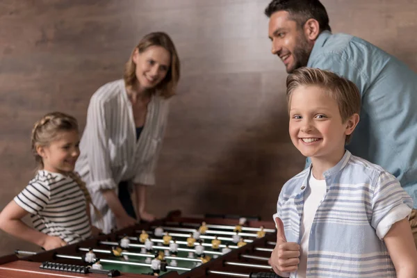 Famiglia che gioca a biliardino insieme — Foto stock