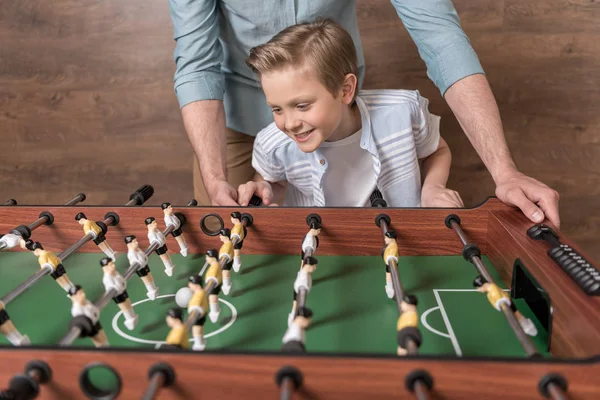 Junge spielt mit Vater Fußball — Stockfoto