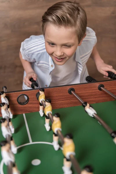 Niño jugando fútbol de mesa - foto de stock