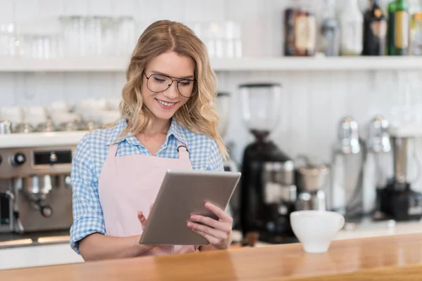 Camarera con tableta en la cafetería - foto de stock