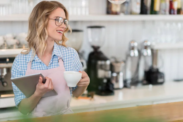 Serveuse avec tablette au café — Photo de stock