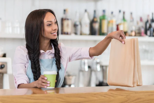 Camarera con comida para llevar - foto de stock