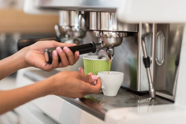 Barista faire du café — Photo de stock