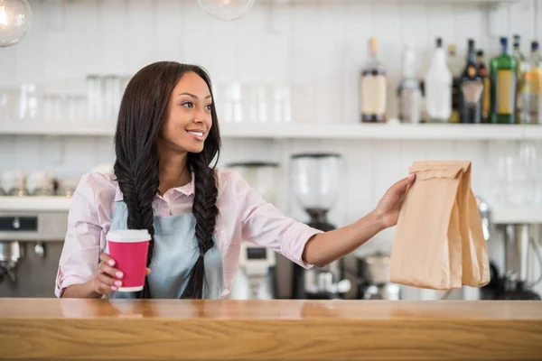 Kellnerin mit Take-away-Bestellung — Stockfoto