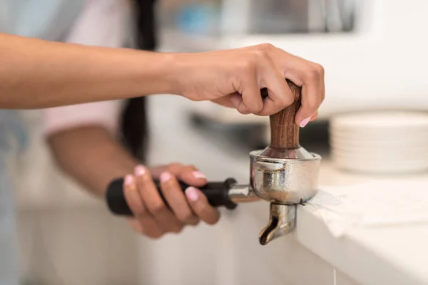 Barista making coffee — Stock Photo