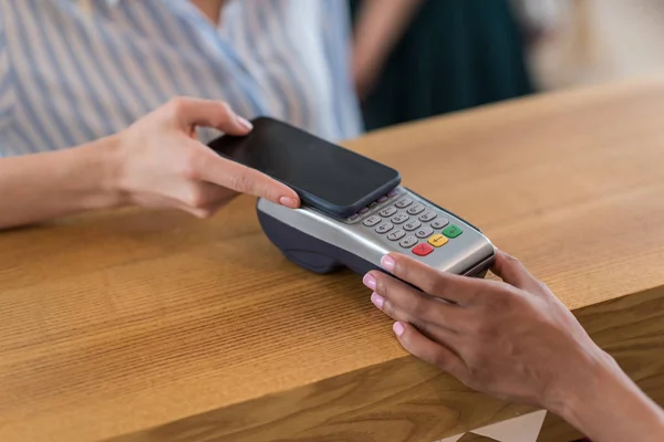 Mujer pagando por la compra - foto de stock