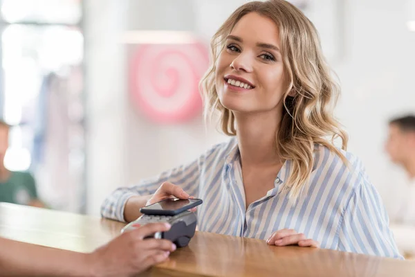 Femme payant pour l'achat — Photo de stock