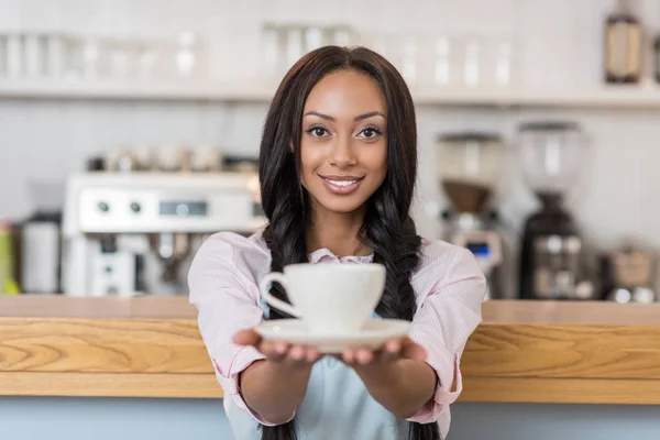 Camarera con taza de café - foto de stock