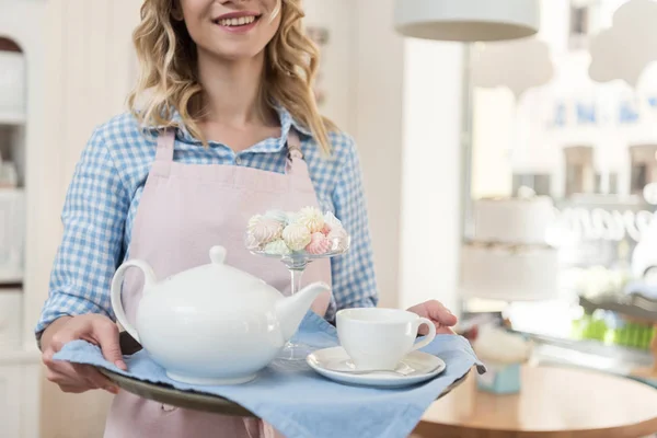 Serveuse avec plateau au café — Photo de stock