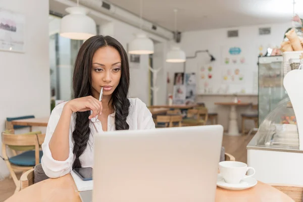 Donna d'affari con computer portatile al caffè — Foto stock