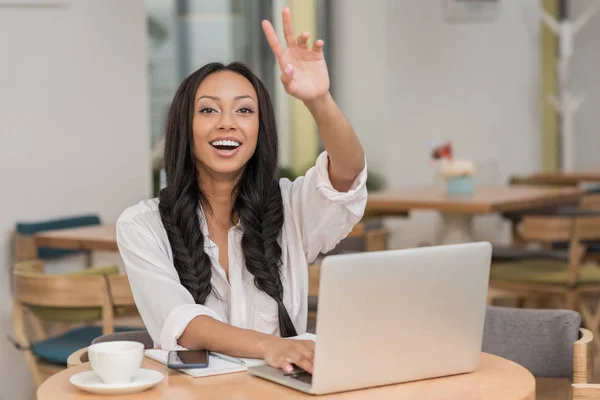 Donna d'affari utilizzando il computer portatile — Foto stock