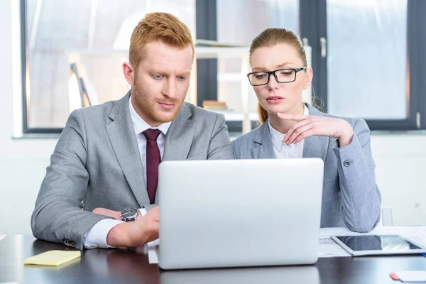 Businesspeople working with laptop — Stock Photo
