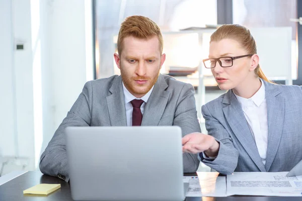 Les hommes d'affaires qui travaillent avec un ordinateur portable — Photo de stock