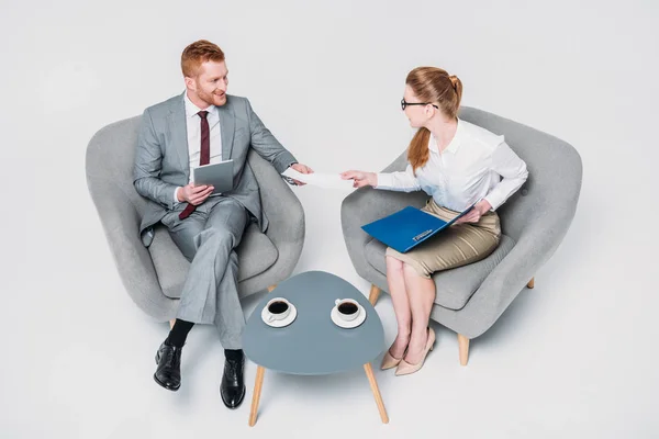 Colegas en la reunión de negocios - foto de stock