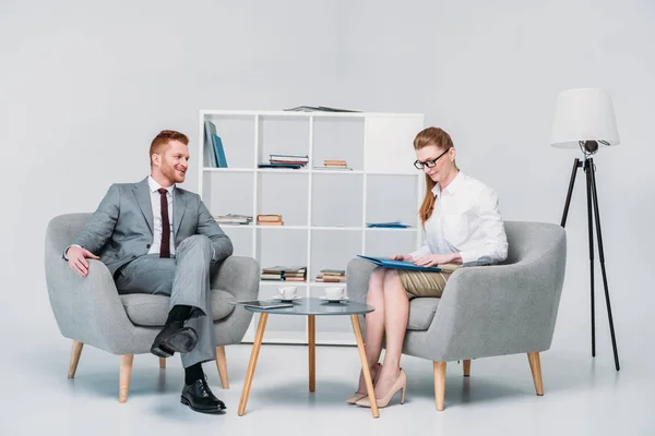 Colegas en la reunión de negocios - foto de stock