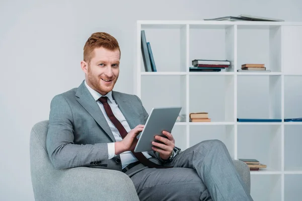 Geschäftsmann mit digitalem Tablet — Stockfoto