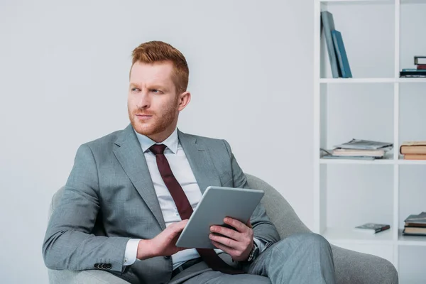 Geschäftsmann mit digitalem Tablet — Stockfoto