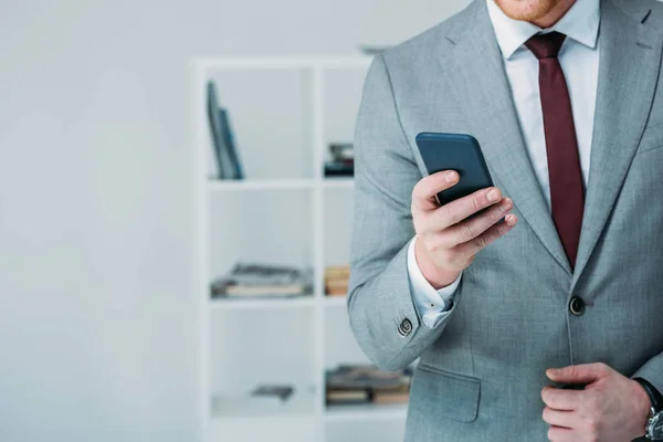 Hombre de negocios usando smartphone — Stock Photo