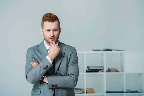 Hombre de negocios guapo en traje - foto de stock