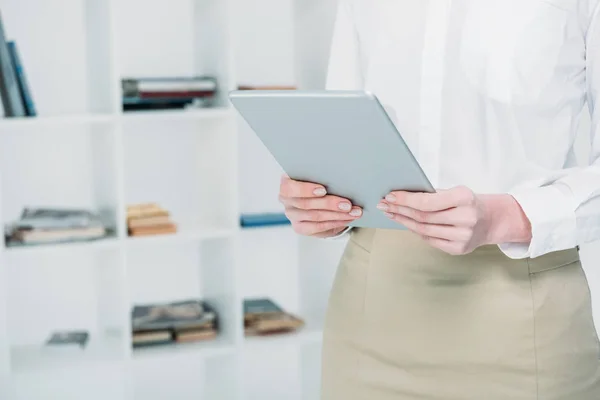 Femme d'affaires utilisant une tablette numérique — Photo de stock