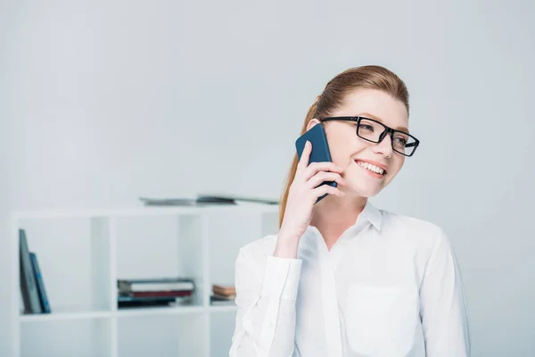 Бізнес-леді розмовляє на смартфоні — стокове фото