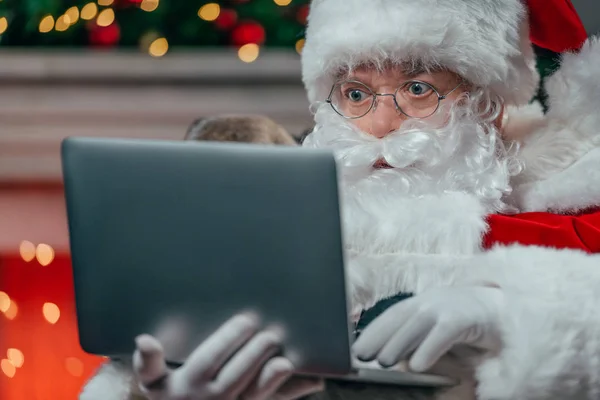 Weihnachtsmann mit Laptop — Stockfoto