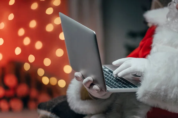 Weihnachtsmann mit Laptop — Stockfoto