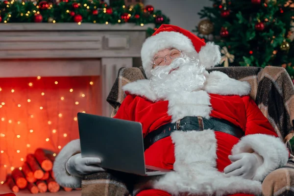 Weihnachtsmann mit Laptop — Stockfoto