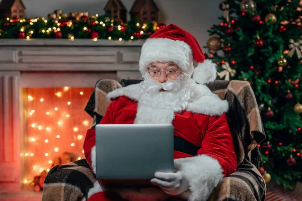 Santa Claus usando laptop - foto de stock