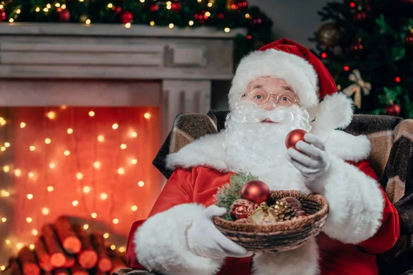 Papai Noel com bolas de Natal — Fotografia de Stock