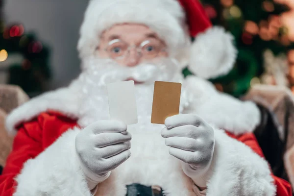 Santa claus avec cartes de crédit — Photo de stock